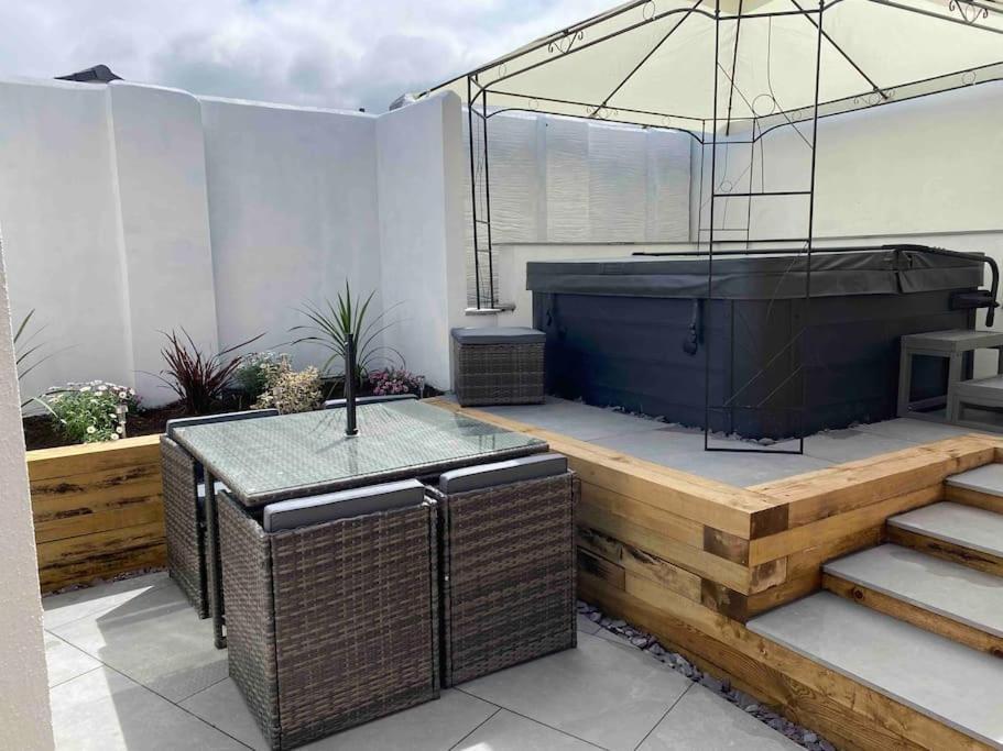 Flat Lode Nook Modern 2 Bed Home With Hot Tub Pool Exterior photo